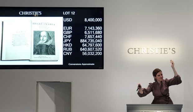 지난 14일(현지시간) 미국 뉴욕 크리스티 경매에 나온 셰익스피어의 전집 ‘퍼스트 폴리오’ 초판을 두고 입찰 경쟁이 벌어졌다.(사진=로이터 연합뉴스)