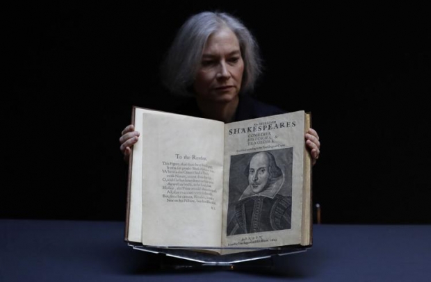 지난 14일(현지시간) 미국 뉴욕 크리스티 경매에 나온 셰익스피어 전집 ‘퍼스트 폴리오’ 초판의 모습.(사진=AP 연합뉴스)