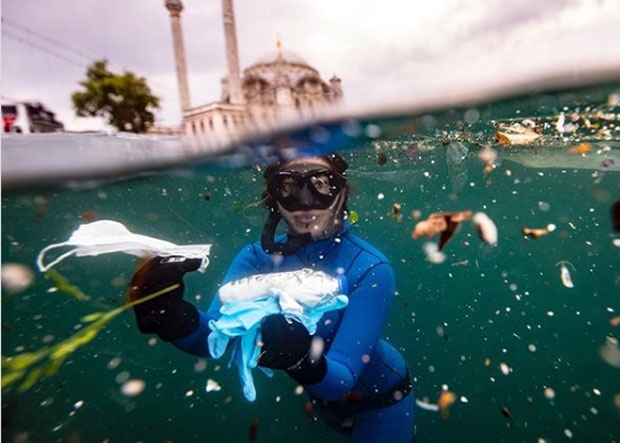 터키 바다도 코로나19 쓰레기로 몸살을 앓고 있다. 유명 다이버 샤히카 에르쿠멘은 “팬데믹과 함께 코로나19 관련 쓰레기가 급증했다”고 혀를 내둘렀다./사진=샤히카 에르쿠멘 인스타그램