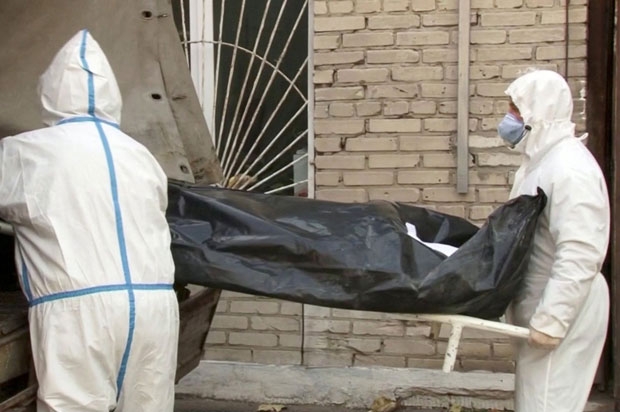 22일(현지시간) 러시아의 한 병원 의료진이 영안실 밖에 있던 시신 가방을 옮기고 있다./사진=로이터TV캡쳐