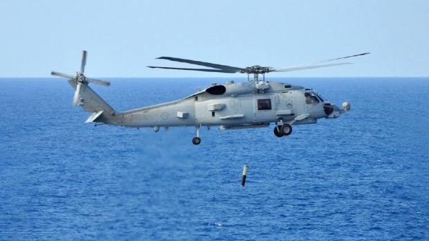 호주 해군의 MH-60R는 그 능력을 인정받아 다양한 종류의 함선과 통합 운영되고 있다. 사진= 호주 해군
