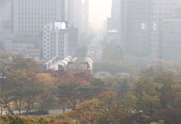 서울 초미세먼지 농도가 ‘나쁨’ 수준이었던 지난 27일 하늘이 뿌옇다./사진=연합뉴스