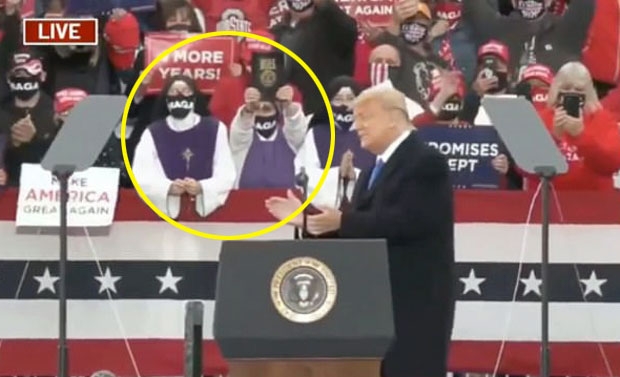 24일 오하이오주 서클빌 유세 때는 단체로 ‘MAGA’(Make America Great Again, 미국을 다시 위대하게) 마스크를 맞춰 쓴 수녀 3명이 등장해 이목을 집중시켰다. 당시 트럼프 대통령 바로 뒤에서 성경책을 들어 보이며 환호하는 수녀들의 모습이 전파를 타 유권자 사이에 공방이 오가기도 했다. 24일 오하이오주 서클빌 유세 때는 단체로 ‘MAGA’(Make America Great Again, 미국을 다시 위대하게) 마스크를 맞춰 쓴 수녀 3명이 등장해 이목을 집중시켰다. 당시 트럼프 대통령 바로 뒤에서 성경책을 들어 보이며 환호하는 수녀들의 모습이 전파를 타 유권자 사이에 공방이 오가기도 했다.