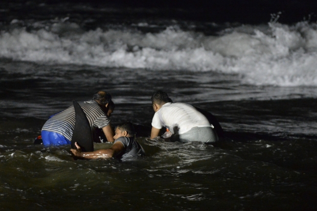 스리랑카 서부 파나두라 해변에서 자원봉사자들이 들쇠고래를 구조하는 모습.(사진=AFP 연합뉴스)