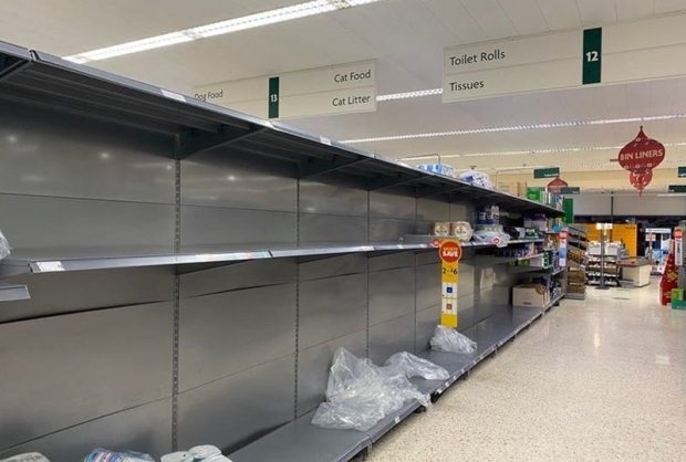 봉쇄 전 휴지 사재기로 텅텅 빈 영국 한 마트의 선반./사진=트위터
