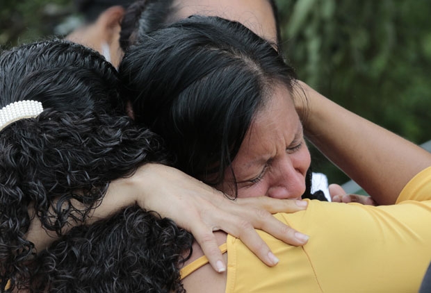 5일 산페드로술라에서는 들이닥친 강물을 피해 딸과 손자 둘을 데리고 대피한 여성이 물살에 휩쓸려 목숨을 잃었다. 딸 미리안 나제라는 아이들을 붙잡고 있느라 미처 노모를 구하지 못했다며 이웃을 붙들고 오열했다./사진=AP 연합뉴스