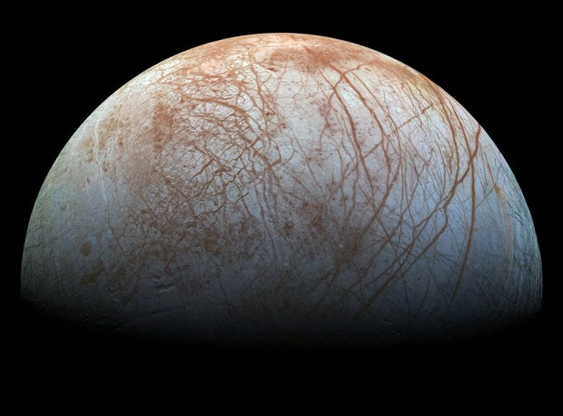 무수한 줄무늬를 가진 유로파의 표면. 지하 바다에 의한 균열이다.(사진=NASA)
