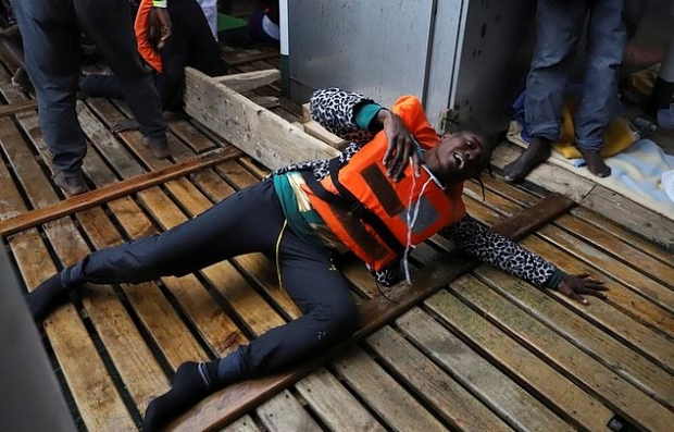 유럽으로 향하는 난민을 싣고 가던 배가 전복돼 수십 명이 목숨을 잃었다. 사진 속 여성은 바다에 빠졌다가 목숨을 건졌지만, 자신의 아기는 결국 사망했다는 것을 알게 된 뒤 절망을 감추지 못했다(사진=AP 연합뉴스)