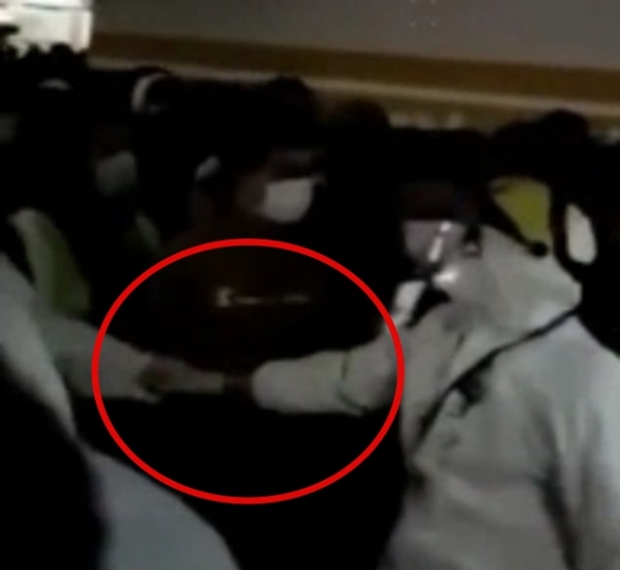 코로나19 검사 대상이 된 중국 상하이푸둥국제공항 직원들을 통제하고 있는 방역당국 직원들의 인간 띠