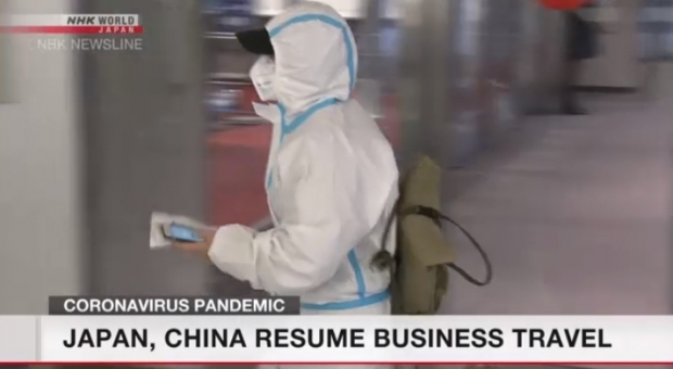 일본 나리타 공항에 방호복을 입고 입국한 중국 경제인 승객