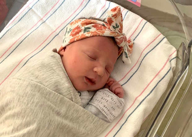 언니 엠마와 마찬가지로 1992년 10월 14일 냉동시킨 같은 기증자의 냉동배아에서 태어난 몰리. 27년된 냉동배아에서 탄생한 아기는 세계 최장보존 냉동배아 출산아로 기록되게 됐다.