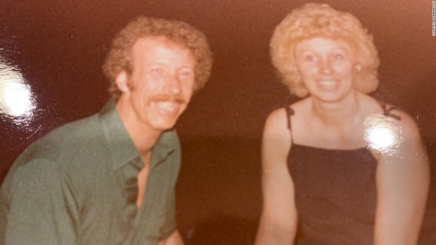 코로나19에 감염돼 동시에 세상을 떠난 미국 70대 부부의 젊은 시절