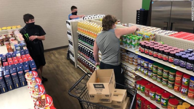 교실 마트를 운영하는 봉사자 학생들이 선반을 정리하는 모습.(사진=칼리 우드)