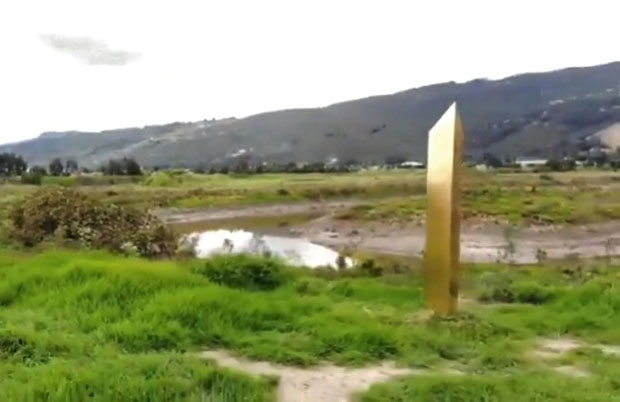 콜롬비아 보고타 인근 치아 지역에 등장한 기둥은 조금 색다르다. 황금빛을 뿜어내는 콜롬비아 기둥은 다른 기둥 사이에서 단연 눈에 띈다.