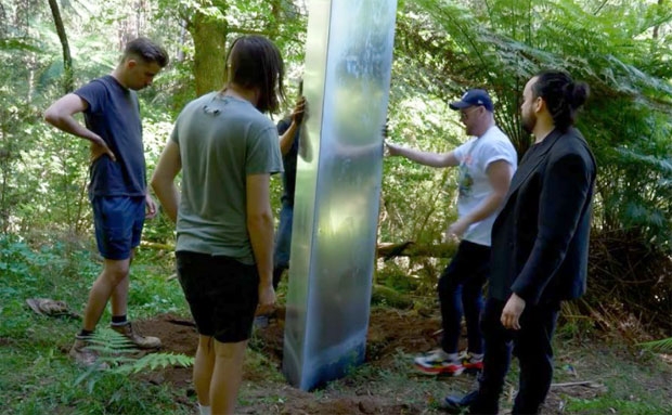 이슈에 편승하려는 유튜버도 늘고 있다. 8일 호주의 한 유튜브 채널은 애들레이드 지역에서 한데 모여 금속기둥을 설치하는 모습을 공개했다.