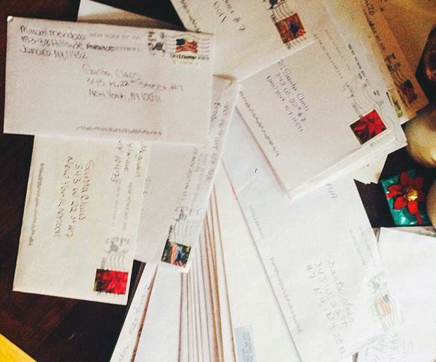 잘못 온 크리스마스 편지에 10년째 꾸준히 답장해주고 있는 커플이 있다. 9일(현지시간) BBC라디오는 미국 뉴욕 출신 글라웁(40)과 딜런 파커(39)가 산타클로스 노릇을 하게 된 사연을 전했다.