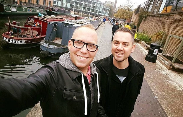 미국 뉴욕의 한 아파트로 이사한 후 의문의 소원편지를 받아온 글라웁(40, 왼쪽)과 딜런 파커(39)는 벌써 10년째 산타클로스 노릇을 하고 있다.