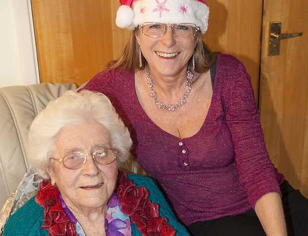 제인 스미스(65)는 영국 글로스터주의 한 요양원에 머무는 어머니 리타 후크웨이(94)를 매일같이 방문했다. 하루 중 딸과 만나는 시간이 기다려진다는 어머니와 함께 텔레비전을 보며 시간을 보냈다.