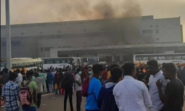 인도에 있는 애플 아이폰 위탁제조사 위스트론의 공장에서 발생한 화제를 바라보고 있는 노동자들