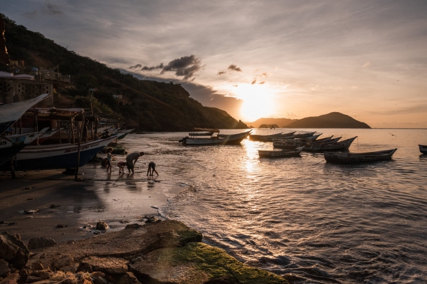 모래사장에서 보물을 찾고 있는 베네수엘라 해안 마을 주민들(사진=뉴욕타임스)
