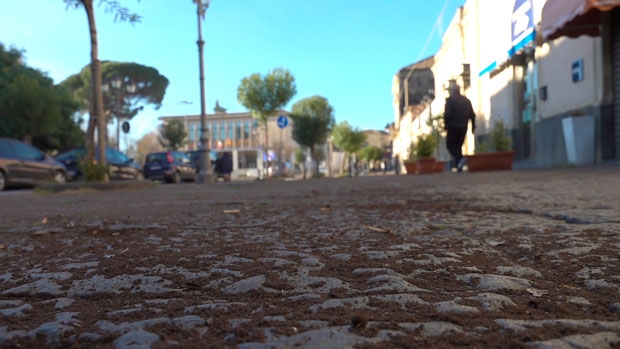 이번 폭발로 항구 도시 카타니아 인근 마을은 도로와 주택, 차량이 화산재에 뒤덮이는 등 피해를 봤다./사진=로이터 연합뉴스