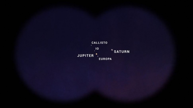 쌍안경으로 보는 목성-토성 대접근. 목성 주변에 갈릴레이 위성들이 보인다