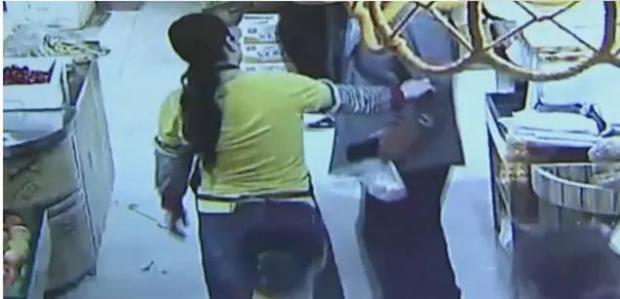 슈퍼마켓 직원(왼쪽)과 실랑이를 벌이다 사망한 중국 노인 장씨(오른쪽)