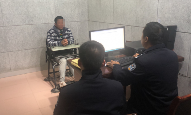 적발된 조직원을 취조하는 모습. 적발된 조직원을 취조하는 모습.