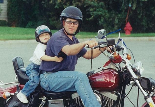 암으로 투병하다 세상을 떠난 굿맨의 아버지는 굿맨이 21살이 되면 건네주라며 딸에게 몰래 지폐 한 장을 맡겼다. 막내아들이 성인이 되었을 때 술 한잔 함께 마셔주지 못할 것을 안타깝게 여긴 터였다.