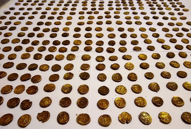 금화는 기원전 40년~50년 사이 제작된 것으로 추정된다. 전문가들은 기원전 55년 당시 로마제국 침략을 받은 켈트족 왕비 부디카가 군자금으로 비축해놓은 금화일 것으로 추정했다.