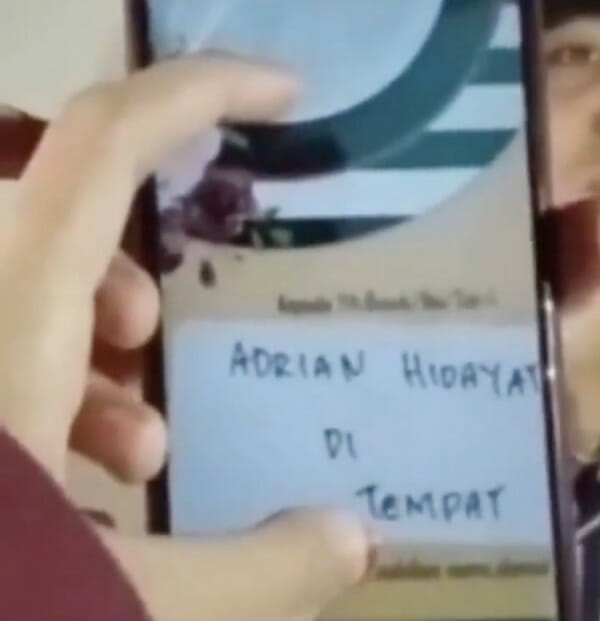 전 남자 친구로 확인된 이 남성은 자신이 신랑 측으로부터 받은 청첩장을 촬영한 사진을 SNS상에 공개했다.