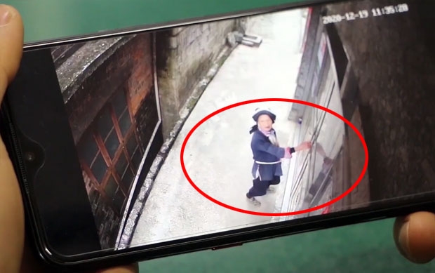 28일 중국군사텔레비전은 중국 소수민족인 야오족 할머니 한 명의 가슴 찡한 모정을 소개했다. 28일 중국군사텔레비전은 중국 소수민족인 야오족 할머니 한 명의 가슴 찡한 모정을 소개했다.