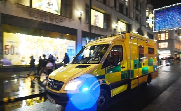 확진자가 급격히 늘면서 영국 국민보건서비스(NHS)에 가중되는 부담도 한계에 이르고 있다. 이미 일부 병원에서는 침상 부족 등으로 구급차 등에서 환자를 치료하는 경우도 나오고 있다./사진=EPA 연합뉴스