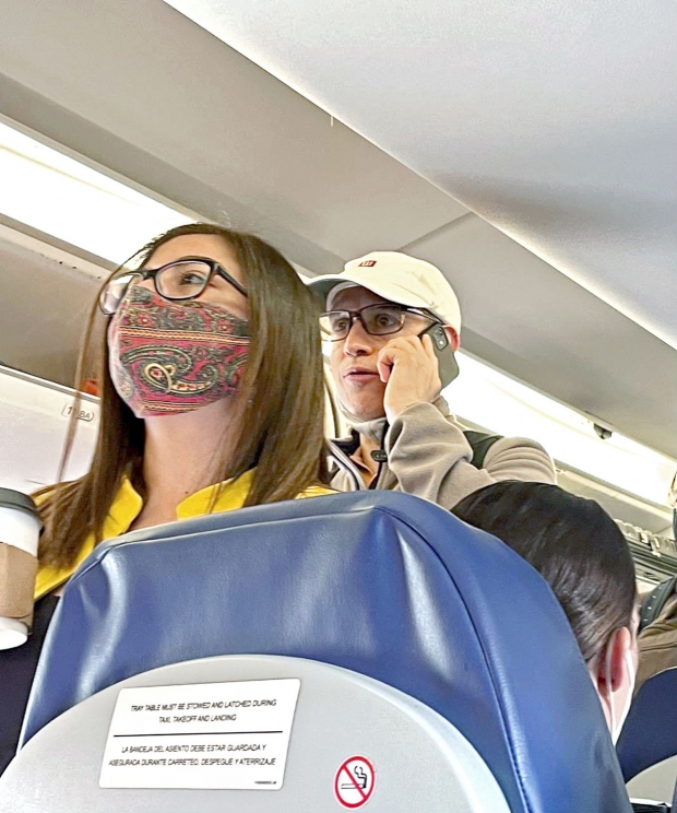 우고 로페스가텔 차관은 이보다 며칠 앞서 찍힌 또 다른 사진에서 비행기 안에 있을 때 마스크를 턱아래까지 내린 채 휴대전화로 통화하는 모습이 찍혀 논란을 일으킨 바 있다.(사진=트위터)