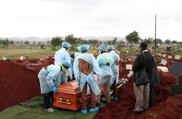 코로나19 변이 바이러스로 사망한 남아공 환자의 장례식(사진=로이터 연합뉴스)