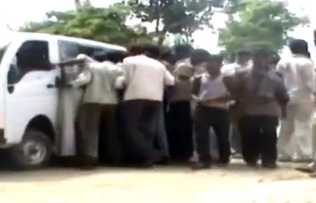 아들은 어머니를 차에 태우고 온 이들이 “우물에 빠진 걸 건졌다”며 문 앞에 어머니를 내려놓은 뒤 황급히 자리를 떴다고 설명했다. 당시 어머니는 이미 숨을 거둔 상태였다고도 덧붙였다. 사진은 몰려든 마을 주민들.