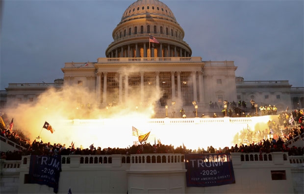 6일(현지시간) 도널드 트럼프 미국 대통령 지지자 수백 명이 워싱턴D.C. 의사당에 난입했다. 이 과정에서 경찰 총에 맞은 여성 1명 등 4명이 사망하고 52명이 체포됐다./사진=로이터 연합뉴스