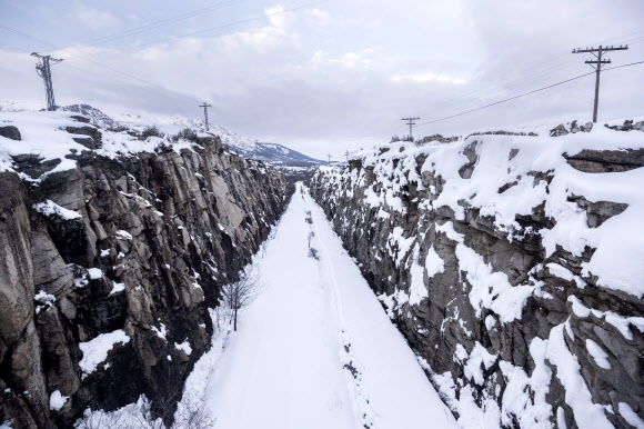 스페인 현지시간으로 10일, 폭설로 뒤덮인 마드리드의 한 철길. 사진=AP 연합뉴스