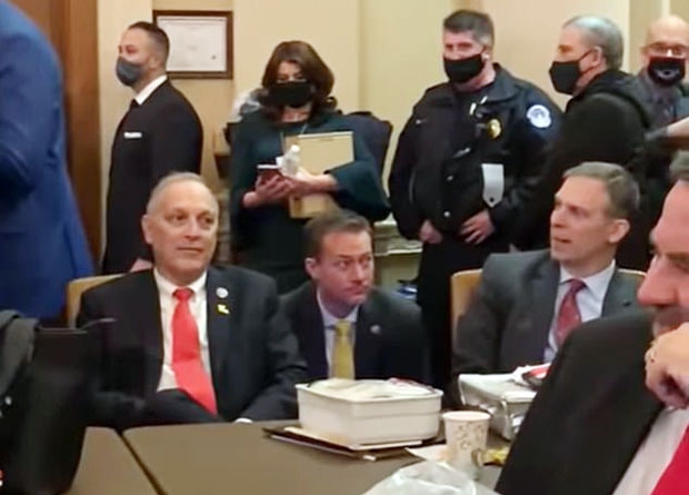 펀치볼뉴스가 입수한 영상에서는 앤디 빅스(애리조나), 마이클 클라우드(텍사스), 마저리 테일러 그린(조지아), 마그웨인 멀린(오클라호마), 스콧 페리(펜실베이니아) 등 공화당 의원들이 로체스터 의원이 건넨 마스크를 외면하는 것을 확인할 수 있다./사진=펀치볼뉴스