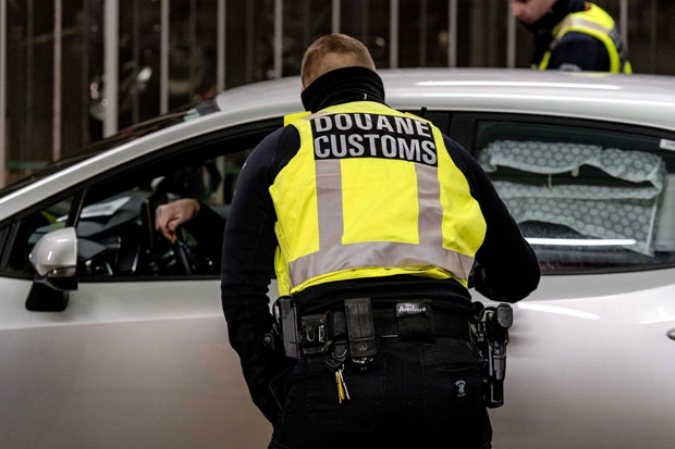 6일(현지시간) 네덜란드 세관원들이 후크반홀란드 항구에서 영국발 입항자들을 검문 검색하고 있다./사진=EPA 연합뉴스