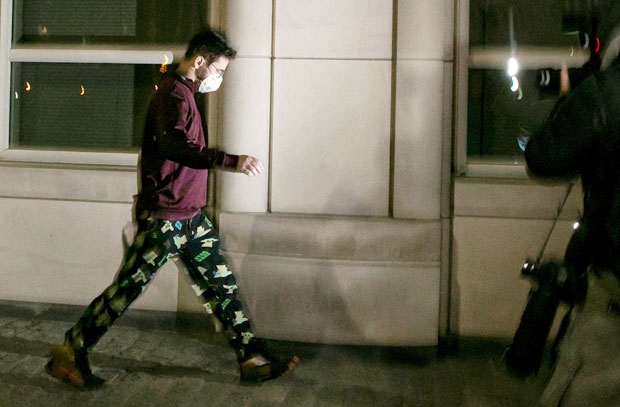 현직 판사 아들이 의사당 난입 용의자로 긴급 체포됐다는 소식에 현지언론도 높은 관심을 보였다. 사진은 12일 체포됐다 청문회에서 조건부 보석 허가를 받고 법원을 나서는 모스토키스프키의 모습. 그는 몰려든 취재진의 질문에 아무런 대답 없이 법원 문을 빠져나갔다./사진=로이터 연합뉴스