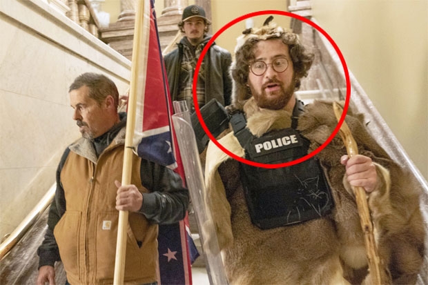 12일(현지시간) 뉴욕타임스는 의사당에서 공공 기물을 훔치는 등 소란을 피운 혐의로 체포된 자칭 ‘동굴맨’이 현직 판사의 아들로 밝혀졌다고 보도했다./사진=AP 연합뉴스