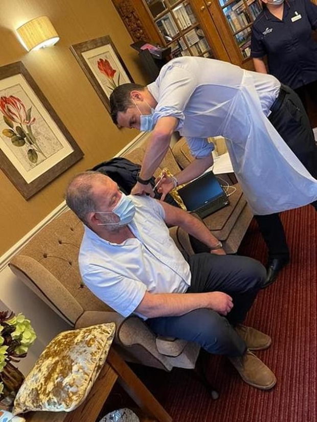 코로나19 백신 접종을 맞는 피트 캘벌리 박사의 모습.(사진=페이스북)