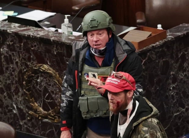 의사당 사태 때 상원 본회의장을 점거한 래리 렌달 브록 주니어(53)는 8일 전처의 제보를 받은 연방수사국 요원들에게 체포됐다.