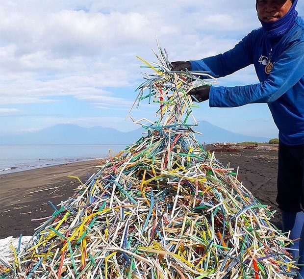 지난달 포오션이 발리 젬브라나 해안에서 수거한 플라스틱 빨대.