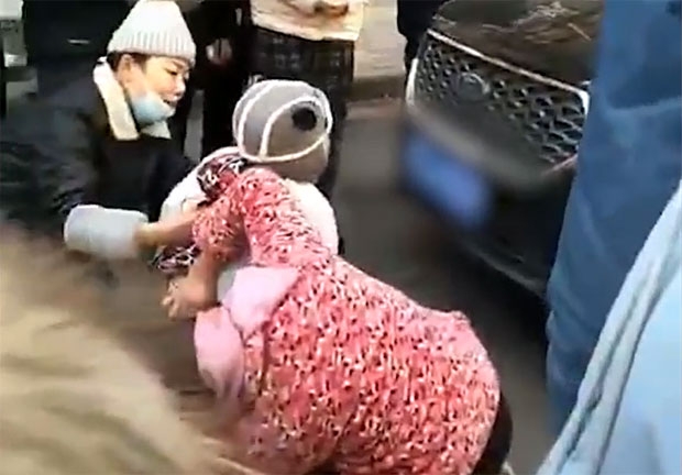 구조된 5살 여아는 할머니가 모는 삼륜차 뒤에 타고 가다 떨어져 뒤따라오던 승합차 밑으로 말려들어갔다. 다행히 큰 부상은 없는 것으로 알려졌다.