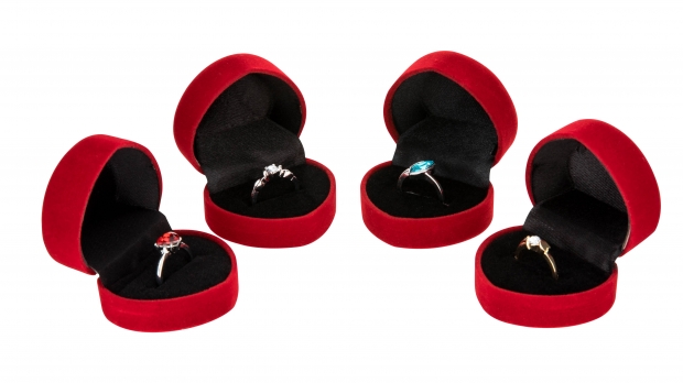 영국의 한 원파운드숍은 2019년부터 밸런타인 데이 시기를 맞아 기간 한정으로 1파운드짜리 결혼반지를 판매하고 있다.(사진=파운드랜드)