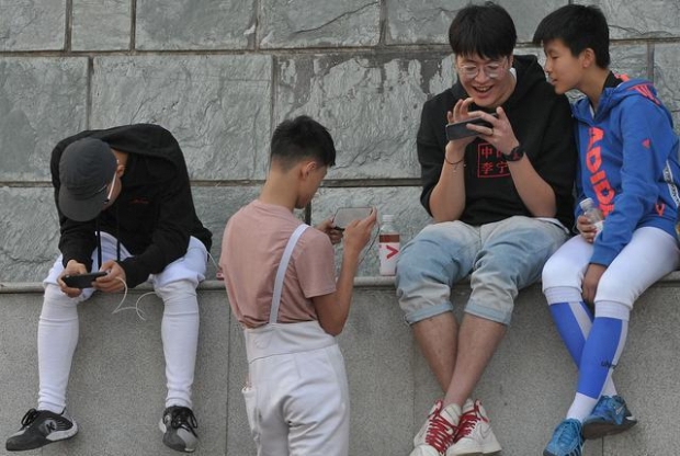모바일 게임을 즐기는 중국 청소년들.
