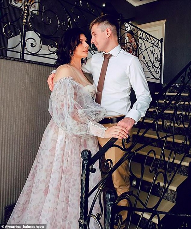 마리나와 블라디미르는 지난해 초 결혼식을 올리려고 했지만 코로나19 사태로 연기하고 혼인신고만 마쳤다. 결혼 관련 서류에 서명하는 모습이 담긴 사진과 영상이 화제를 모으기도 했었다.