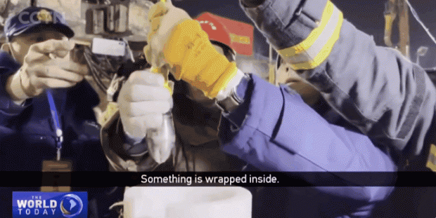 매몰된 광부들이 보낸 쪽지를 구조대가 발견한 당시의 모습